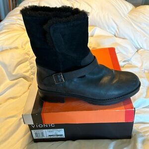Like new vionic black boots size 9